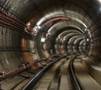 В правом тоннеле между станциями метро «Рассказовка» и «Новопеределкино» начали монтировать пути