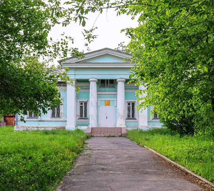 Два здания в усадьбе «Изварино» в районе Внуково выставлены на торги по продаже